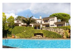 Detached 8 Bedroom Home