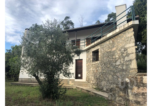 Villa is located in a quiet and isolated area of the city of Santa Ovaia