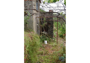 Isolated farm with 1 hectare, with storage house and stone house to rebuild.