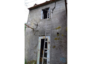 Isolated farm with 1 hectare, with storage house and stone house to rebuild.