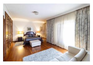 Detached 8 Bedroom Home