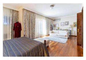 Detached 8 Bedroom Home