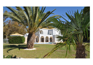 Located close to stunning beaches and the beautiful town of Alvor.