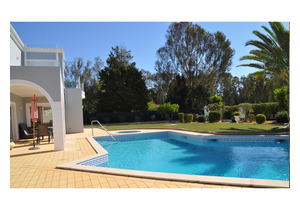 Located close to stunning beaches and the beautiful town of Alvor.