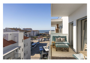 Three-bedroom apartment near the sea