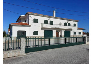 Building with a commercial space and habitation in Oliveira do Hospital