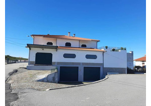 Building with a commercial space and habitation in Oliveira do Hospital
