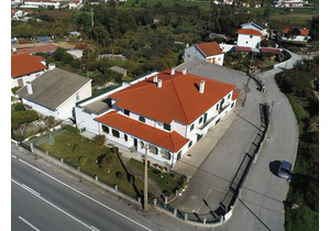 Building with a commercial space and habitation in Oliveira do Hospital