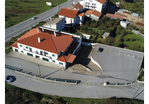 Building with a commercial space and habitation in Oliveira do Hospital