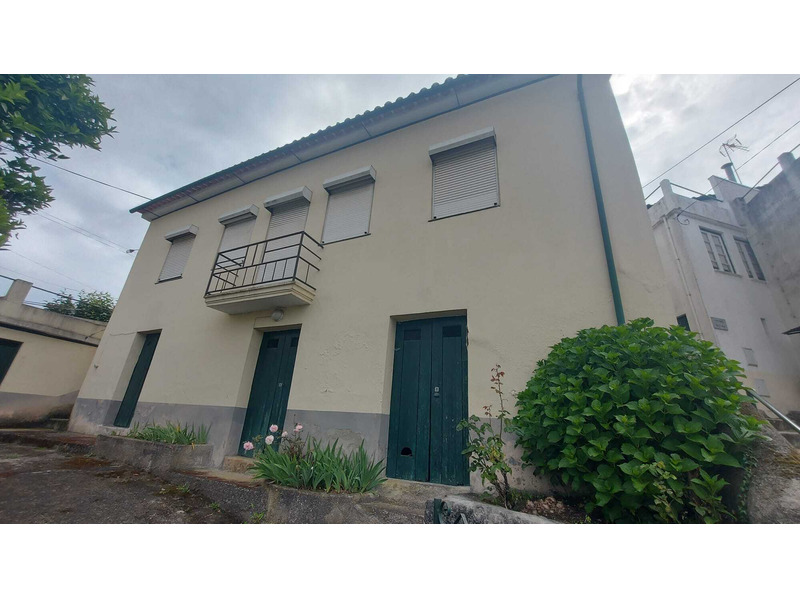 3 bedroom village house with a garage and annexes in central portugal