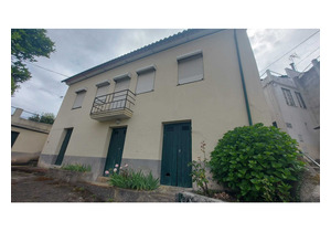 3 bedroom village house with a garage and annexes in central portugal