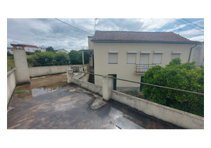 3 bedroom village house with a garage and annexes in central portugal