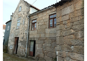 Granite stoned 4 bedroom house to be renovated in central Portugal