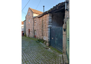Granite stoned 4 bedroom house to be renovated in central Portugal