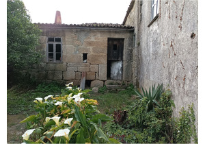 Granite stoned 4 bedroom house to be renovated in central Portugal