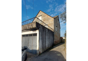 Granite stoned village house with 3 bedrooms and a garage to be renovated