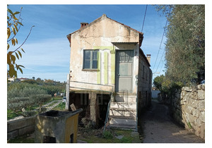 2 bedrrom village house to be restored in central Portugal