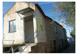2 bedrrom village house to be restored in central Portugal