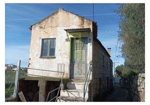 2 bedrrom village house to be restored in central Portugal