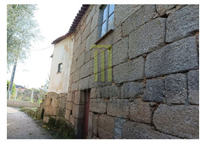 2 bedrrom village house to be restored in central Portugal