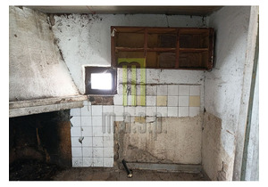2 bedrrom village house to be restored in central Portugal
