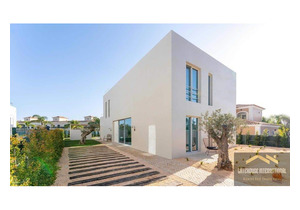 3 Bed Villa For Sale In Santa Barbara de Nexe Algarve