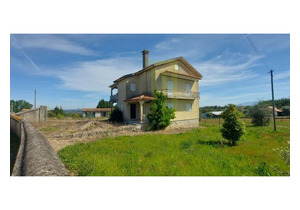 4 bedroom house ready to move into with 3,564 m2 of land