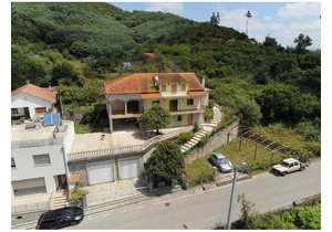 8 bedroom detached house in São Sebastião da Feira 5 minutes from the river beach
