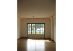 Stunning modern 3 bed apartment in private gated complex
