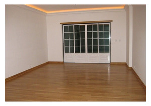 Stunning modern 3 bed apartment in private gated complex