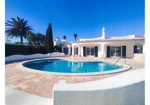 Impeccable Praia da Luz Villa