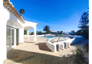 Impeccable Praia da Luz Villa