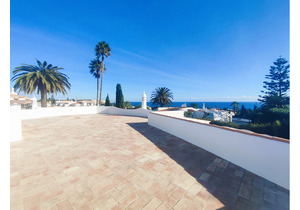 Impeccable Praia da Luz Villa