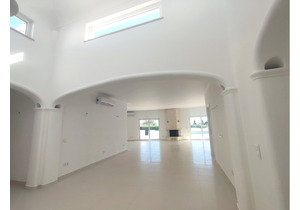 Impeccable Praia da Luz Villa