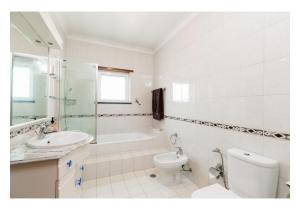 Detached 4-bedroom house in Gândara dos Olivais, Leiria.