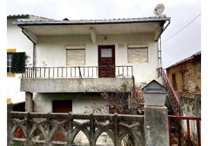 Bank Property, 2 Bedroom House in Góis