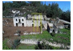 Farm with 2 granite stoned houses in ruins to be rebuilt