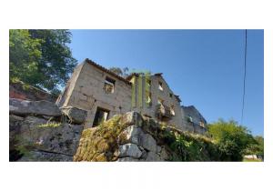 Farm Cortinhais with 14,500 m2 of land with a granite stoned ruin to be renovated