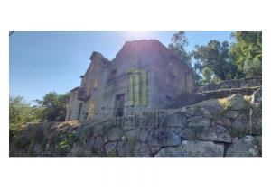 Farm Cortinhais with 14,500 m2 of land with a granite stoned ruin to be renovated